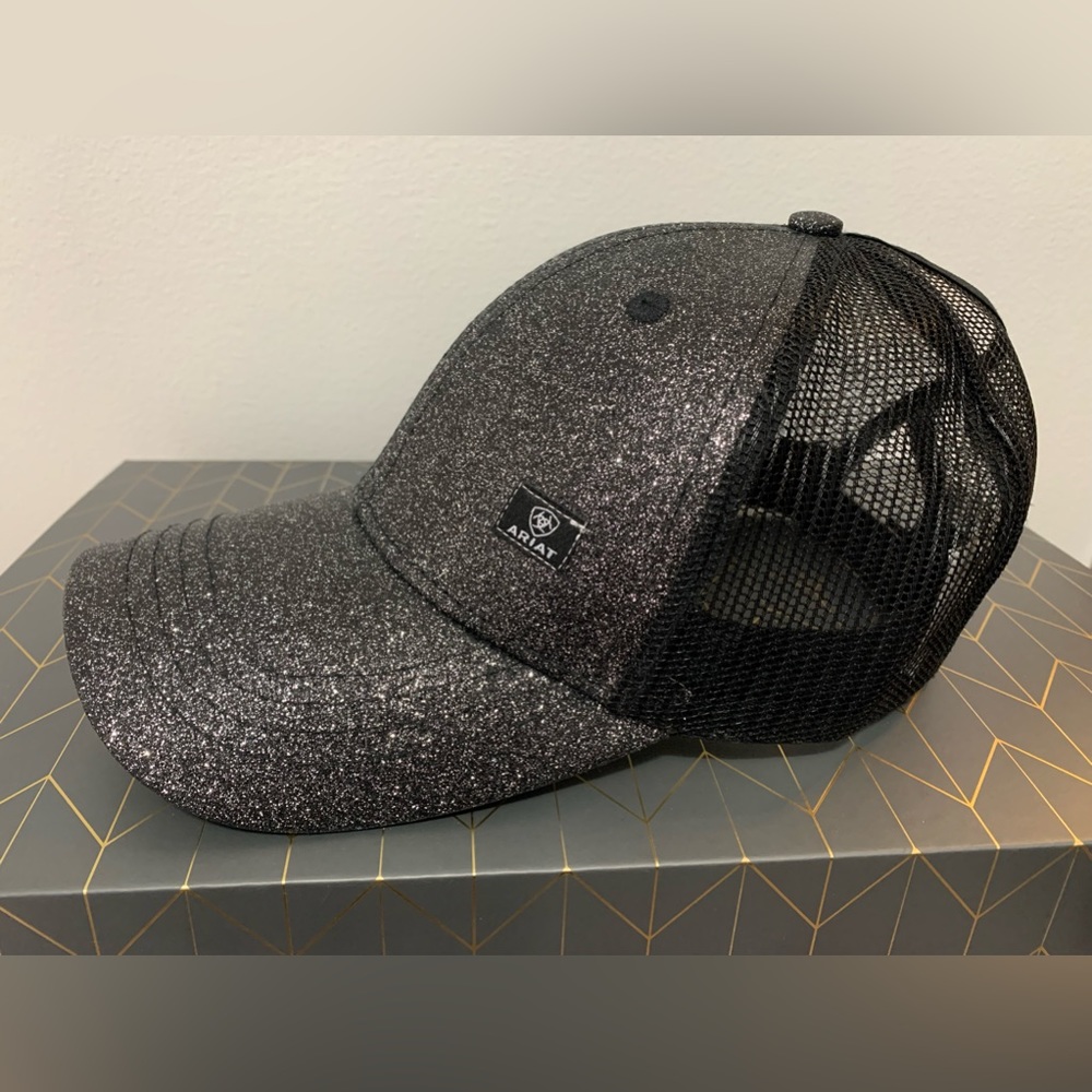 NWOT Ariat Women’s Sparkly Hat with Ponytail/Messy Bun Cut-out One Size